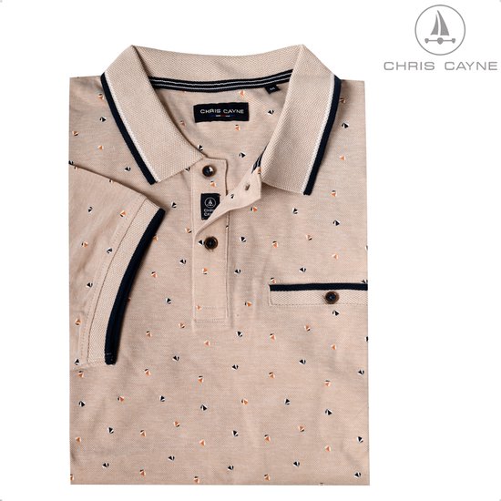 Beige poloshirt van Chris Cayne met kleine donkere en oranje driehoekjes. Navy boord, knopen en borstzak.