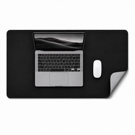 Zwarte dubbelzijdige bureauonderlegger met laptop en witte muis. Een hoek is omgeslagen en toont de grijze kant.