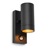 Zwarte, moderne wandlamp met bewegingssensor. Lichtbron schijnt naar beneden.