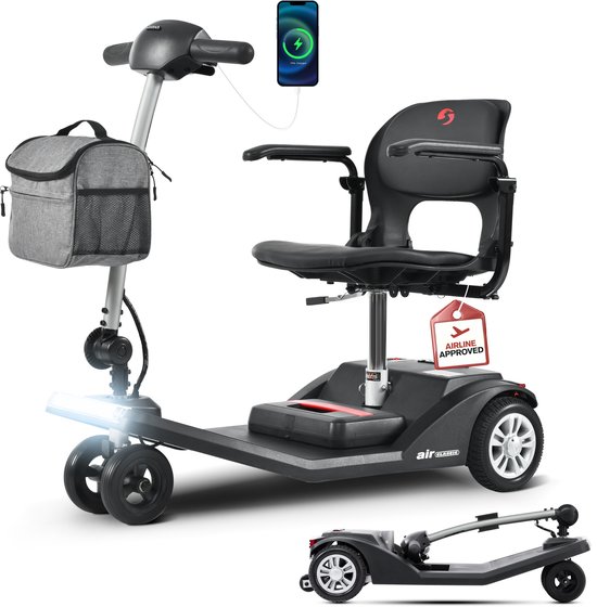 Grijze scootmobiel met zwarte zitting, een grijze tas aan het stuur en een rode 'AIRLINE APPROVED' tag. Rechtsonder een opgevouwen scootmobiel.