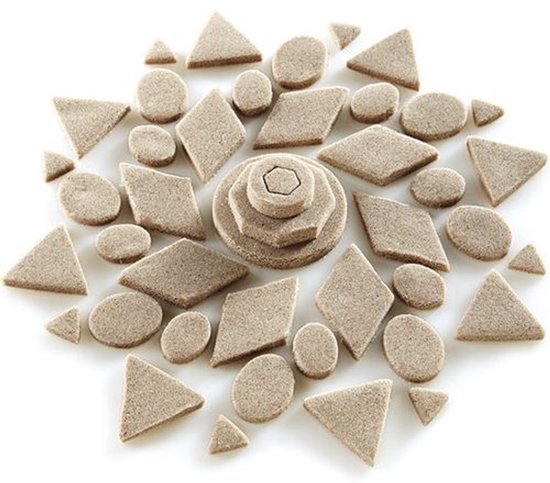 Plusieurs formes de sable: triangles, losanges, cercles et une forme de sable avec des cercles empilés.