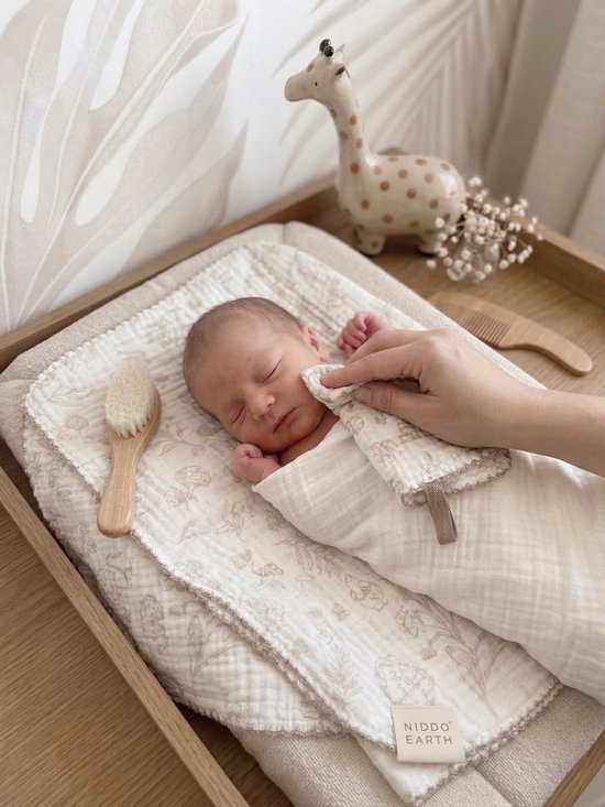 Niddo Earth Baby Kraamcadeauset - Mousseline Badlaken 80x80 cm, Washandje, Gepersonaliseerd Houten Kam & Geitenhaar Borstel — afbeelding 4