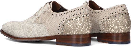 Achterkant van beige gekleurde nette schoenen met textielprint, beige suède, slangenprint en stipjesprint.