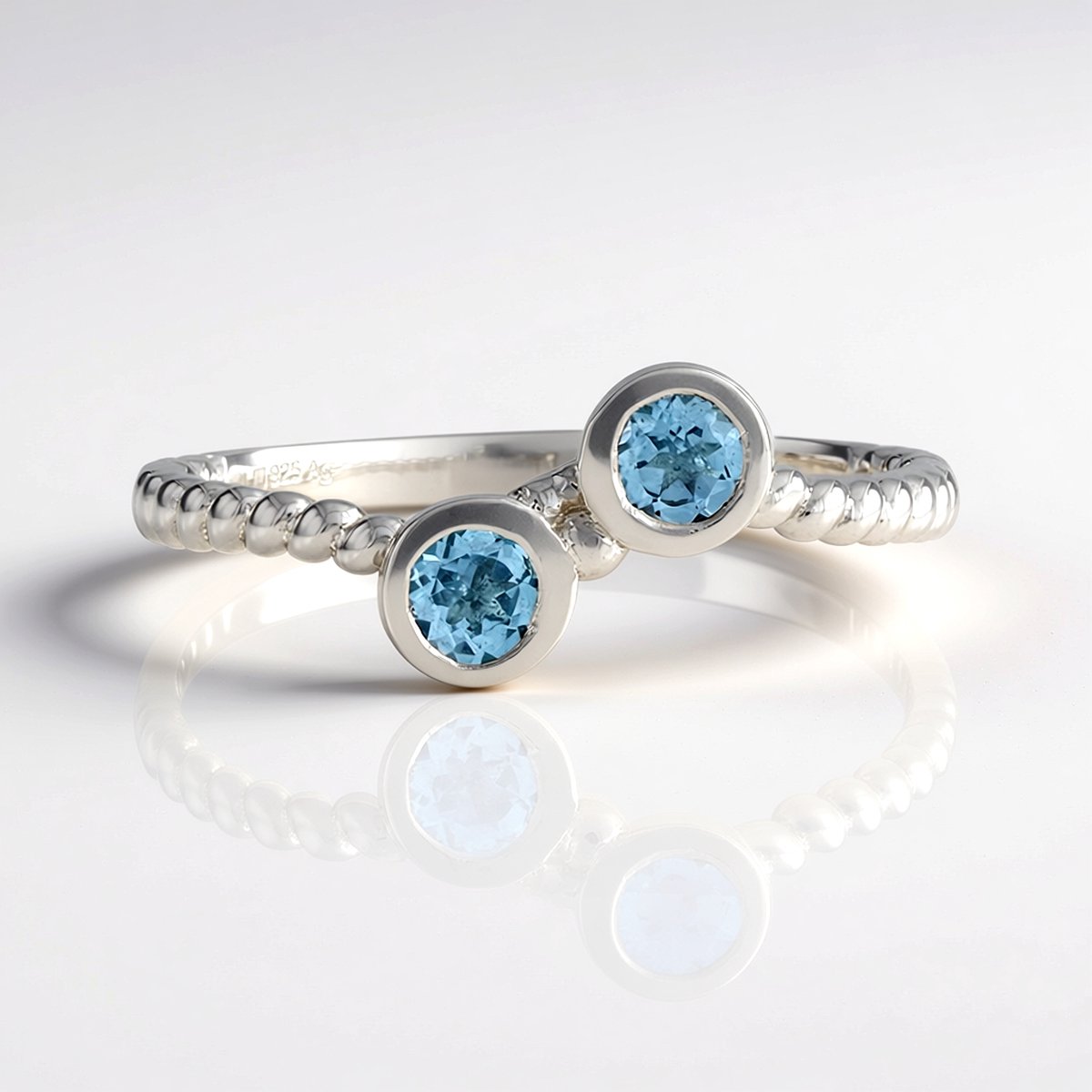 Cavill - Zilveren Ring met Zwitsers Blauwe Topaas - 925 Sterling Zilver - 0,599 Ct - Ronde Edelsteen - Elegante Gevlochten Design Ring