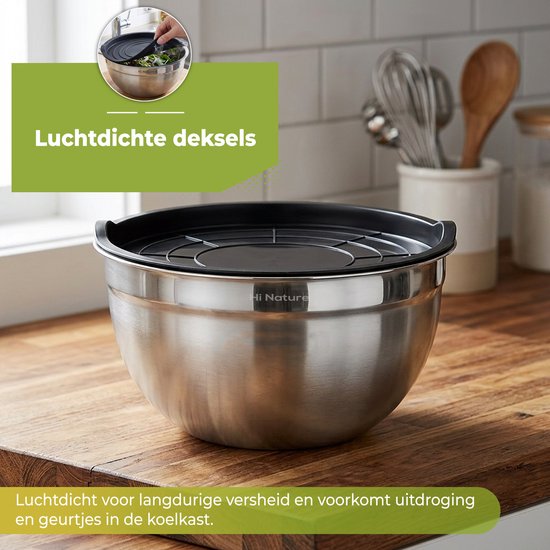 Grote RVS mengkom met luchtdicht zwart deksel.