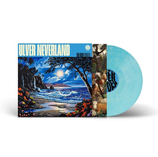Vinylplaat in lichtblauw met marmerprint, met hoes van Ulver Neverland, een tropisch landschap met waterval en nachtelijke maan.
