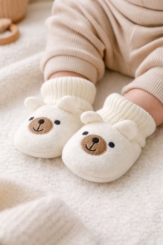 Blijeitje - Luxe 7-delige babycadeauset Roze - Kraamcadeau meisje - Babyshower & Gender Reveal Cadeau Giftset - Konijn Rammelaar, Babymutsje, Shirtje, Broekje, Slabbetje & Slofjes - Roze Koala Design — afbeelding 3