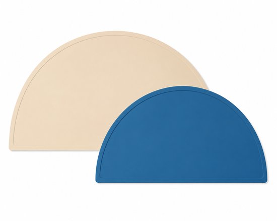 Deux tapis de jeu en forme de demi-cercle, un beige et un bleu foncé, superposés.
