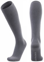 Grijze compressiekousen met ribbelpatroon, getoond van de zijkant en achterkant.