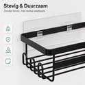 Zwarte douchehoekplank, met kleefpads bevestigd, ter illustratie van stevigheid en duurzaamheid.