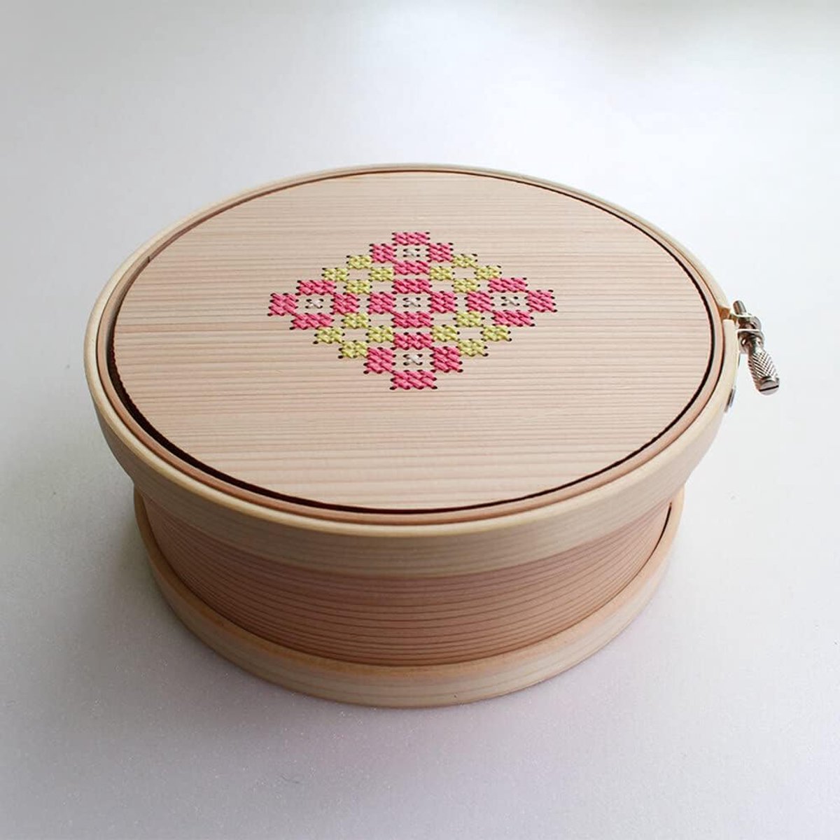 Opbergdoos borduurring 15cm - handgestikt ontwerp - verwijderbare vakken - ideaal voor hobbyisten - ShopVlot