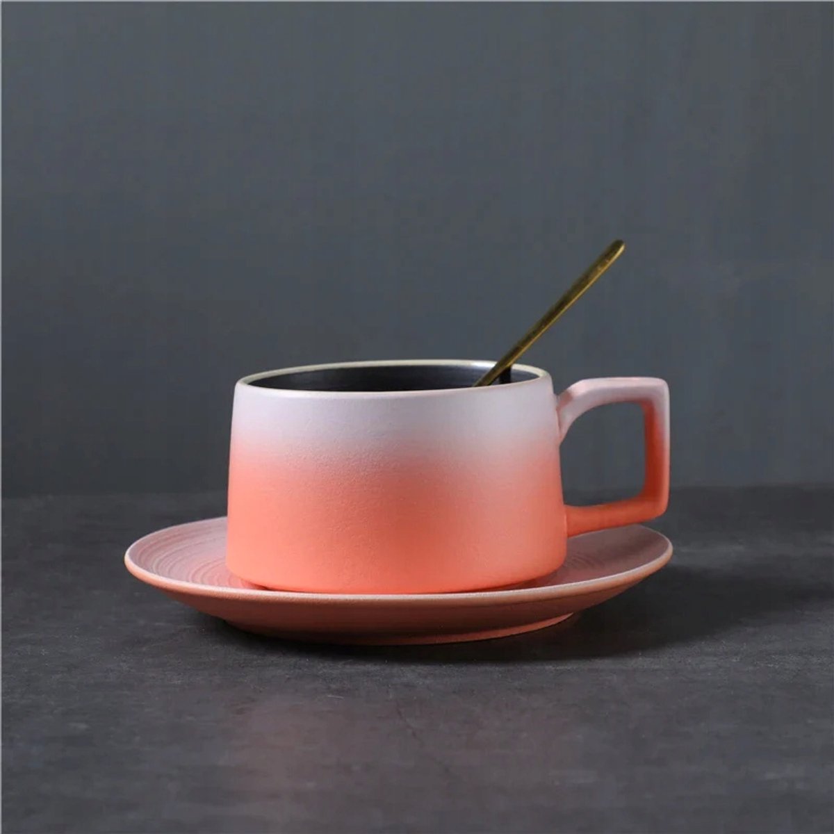 Merkloos Koraalrode Haze Mok - 270ml Keramiek met Schotel & Lepel