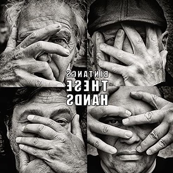 Vier mannen in close-up, hun ogen bedekt met hun handen. Tekst in het midden: "THESE HANDS ARE SEEN."