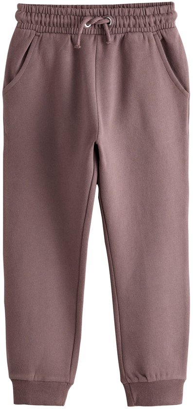 Bruine joggingbroek met trekkoord, steekzakken en elastische boorden aan de enkels.