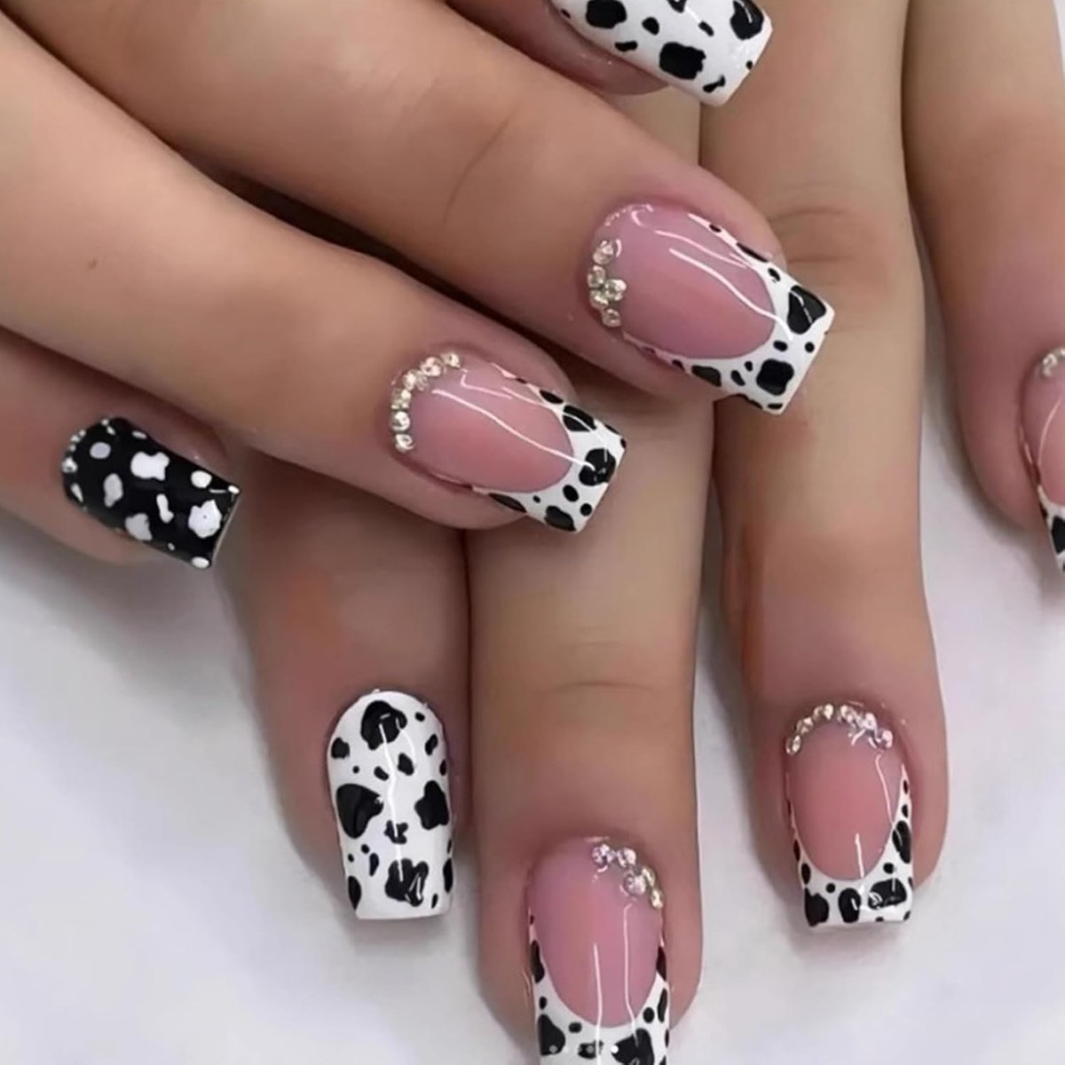 24 Stuks Nude Roze Opdruknagels, Korte Zwart en Wit Koeienprint Glanzende Valse Nagels, Rijnstenen Vierkante Kunstnagels, Verwijderbare Volledige Dekking Op Plaknagels voor Vrouwen en Meisjes