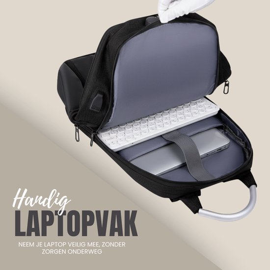 Zwarte rugzak geopend, toont een laptop, toetsenbord en een grijze band in het hoofdvak. "Handig laptopvak"