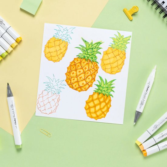Vijf pinnenappels, waarvan drie gekleurd en twee in schetslijnen, op wit papier.