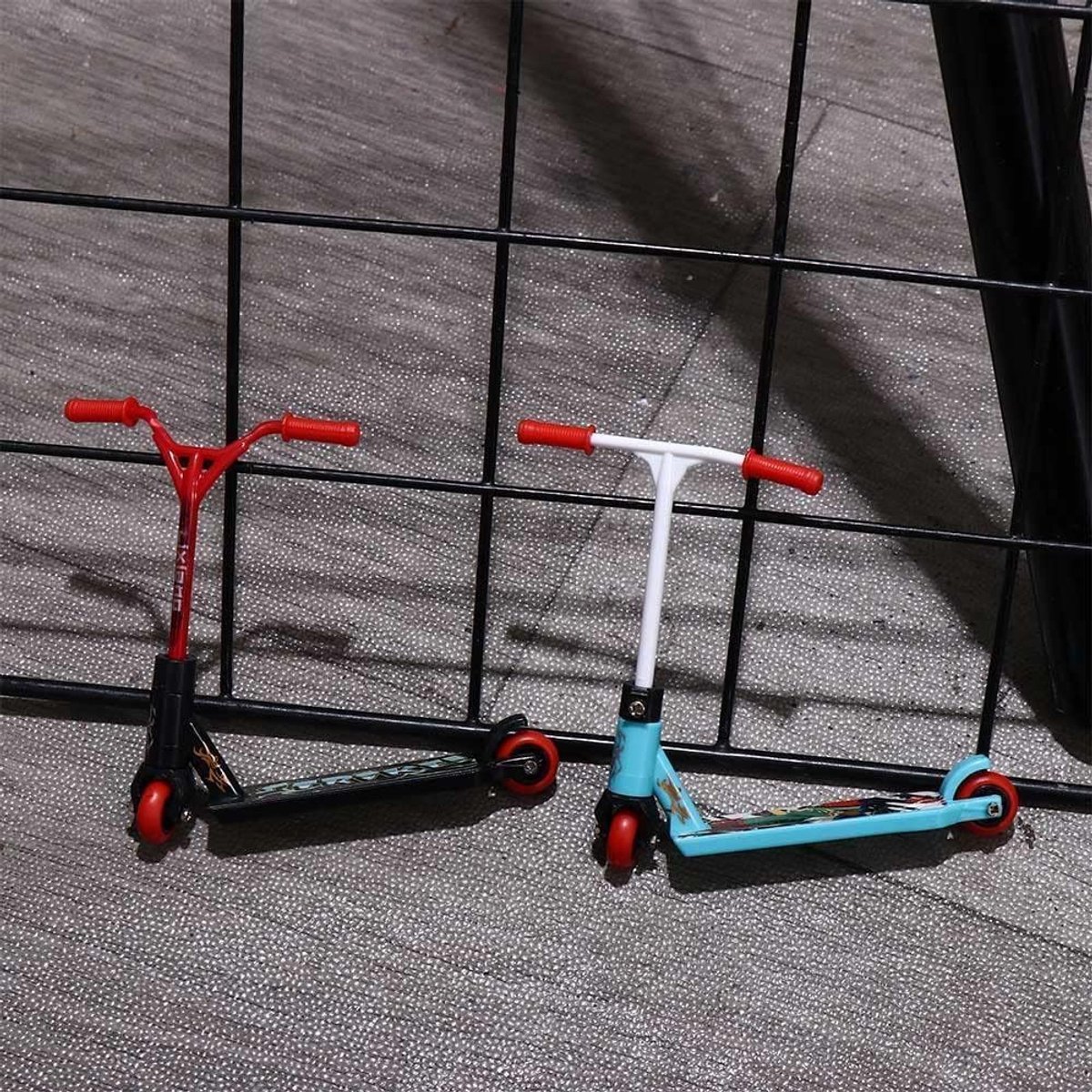 Finger Scooter Set 2 Stuks - Mini Rollers 8.5 x 10.5 cm - Random Kleuren - Perfect voor Stunts en Speelplezier - ShopVlot