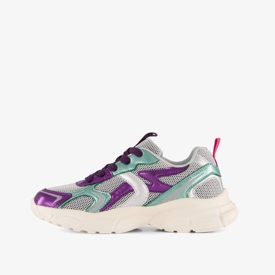 Blauwe dad sneakers met paarse en mintgroene accenten, paarse veters en een witte zool.