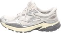 Witte Skechers sneaker met zilveren accenten en 'HANDS-FREE' tekst. Slip-ins ontwerp.