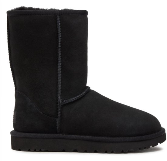 Zwarte UGG Classic Short II laarzen met schapenvacht voering en zichtbare stiksels.