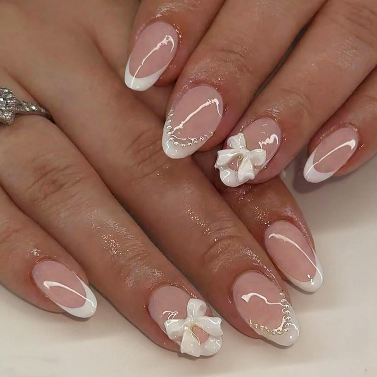 SnelShoppen - 24 Stuks Witte Franse Kant Plaknagels, Korte Amandel Valse Nagels met Strik en Pareldesign, Roze Kunstnagels, Schattige Acryl Nagelset v