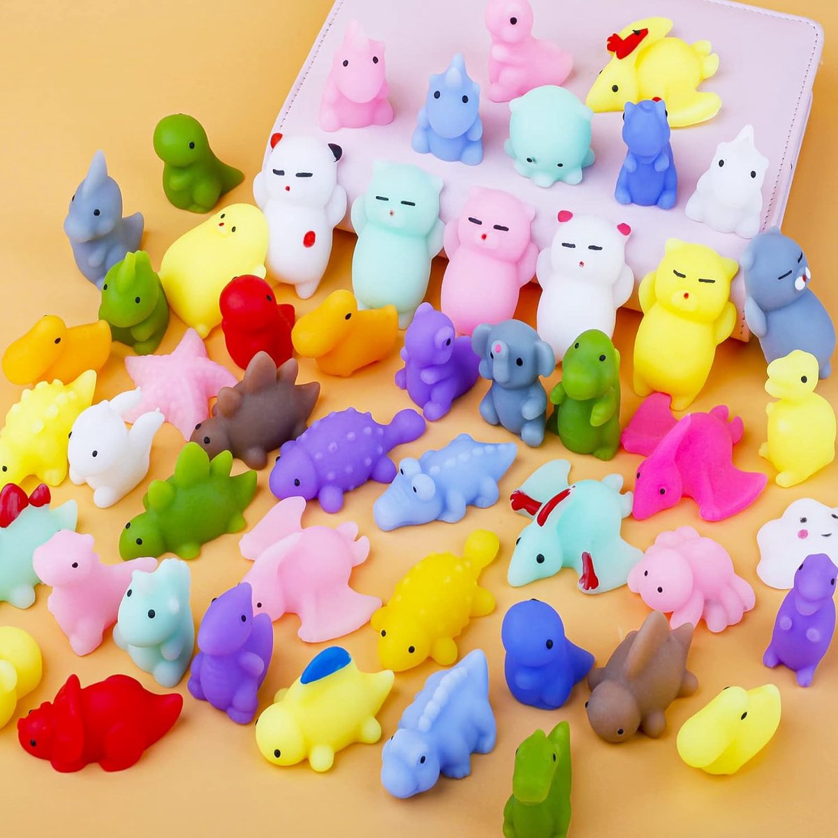 Squishy Pack, Soft Mochi Squishy Toys 50 Pack Moji Fidget Toys, Mini Kawaii Dieren Squishies Partytasjes Vulstof Stressverminderend speelgoed voor kinderen volwassenen Kerstmis verjaardagscadeau