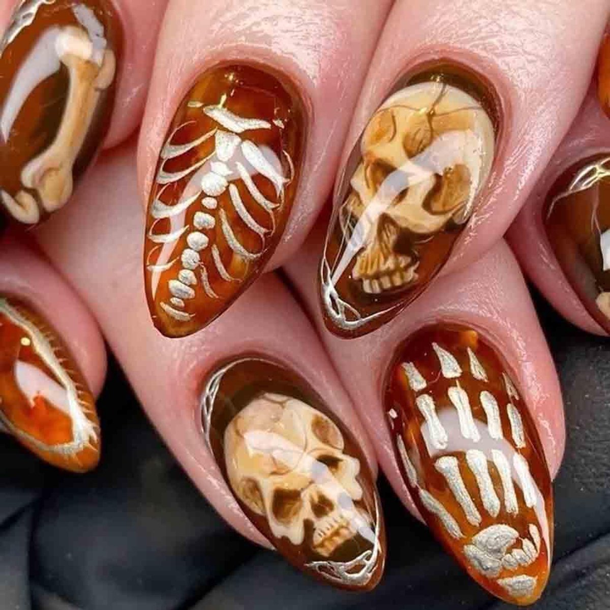 Nagels - lange stiletto druknagels - gothisch ontwerp - Halloween thema met schedels en rozen - SnelShoppen