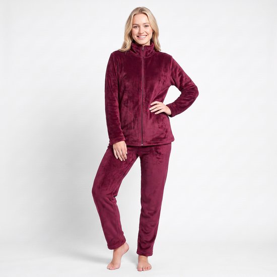 Een blonde vrouw draagt een bordeauxrood fleece huispak, bekeken vanaf de voorkant.