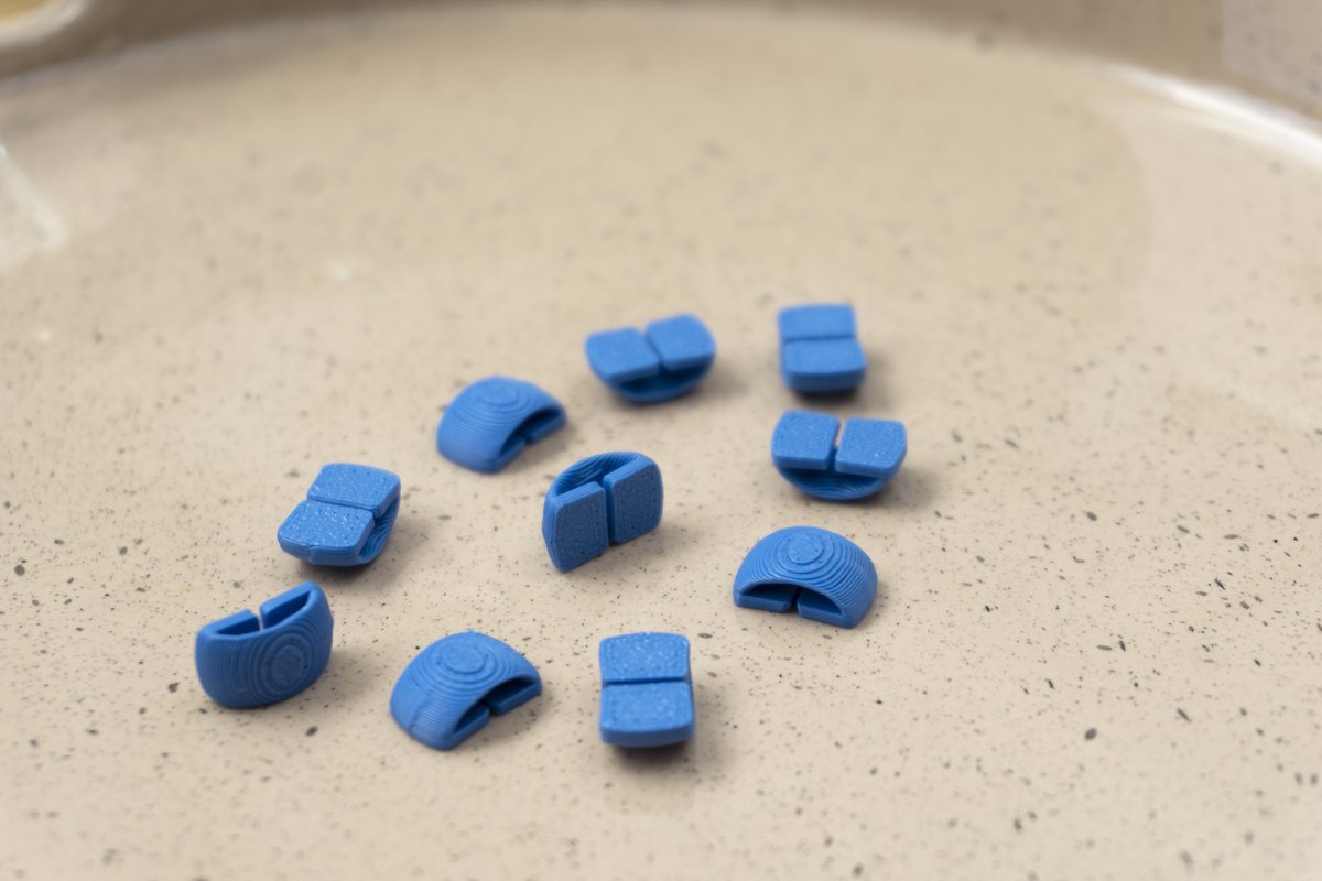 DIY bevestiging/ flatback om een haar elastiek te maken (donkerblauw)