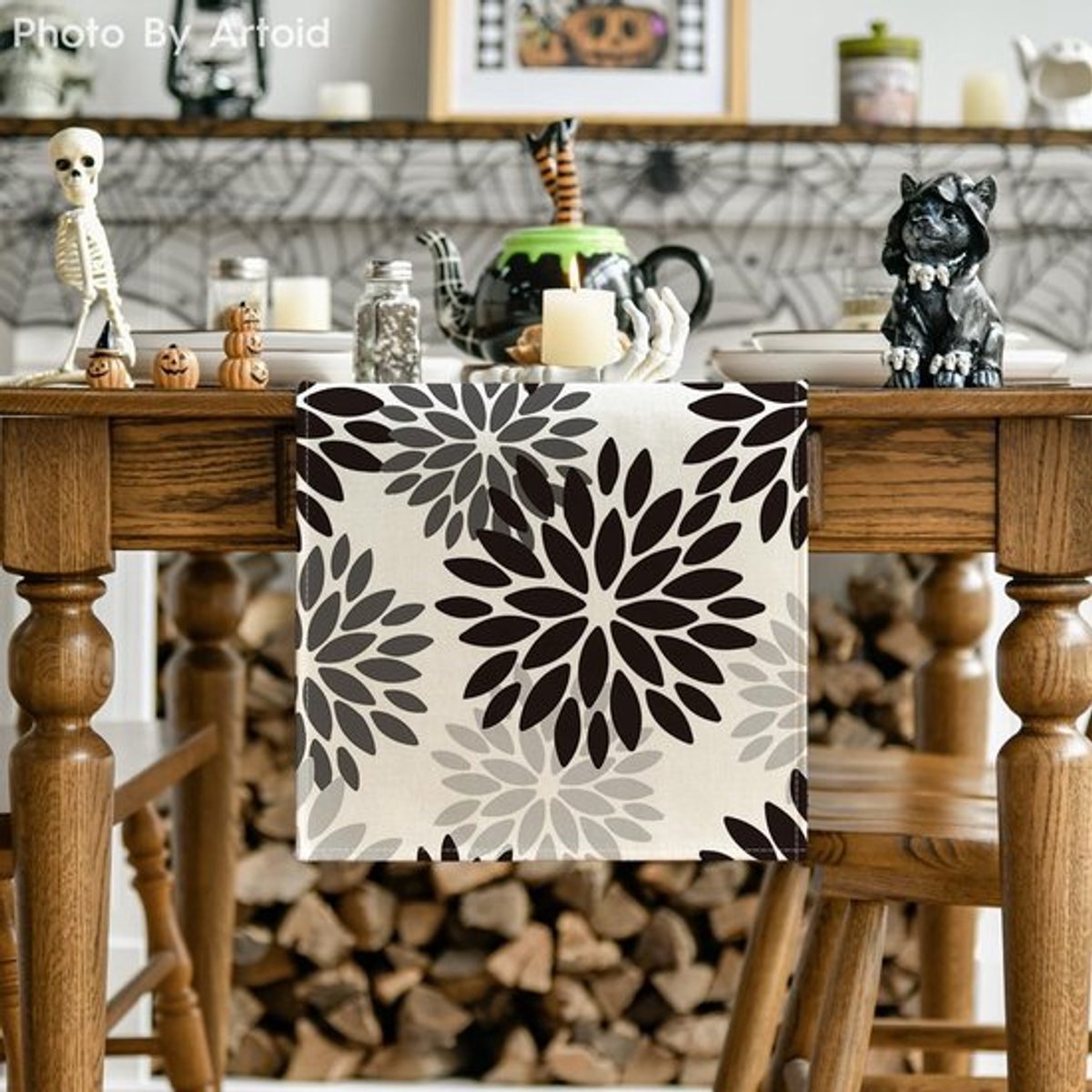 Decoratieve tafeloper Allecto, bloemmotief, zwart