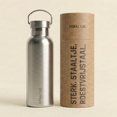 Zilverkleurige RVS drinkfles met staalkleurige dop en draaglus, naast een kartonnen koker met de tekst 'STERK. STAALTJE. ROESTVRIJSTAAL.'