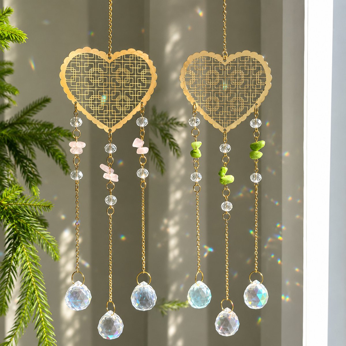 FLITI Kristallen Suncatcher Set – 2 Stuks – Hartvormige Raamhangers met Natuursteen – Roze & Groen – 41 cm – Regenboog Lichtvangers – Goudkleurig