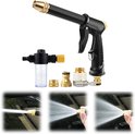 Zwart hogedrukspuitpistool met gouden mondstuk, inclusief schuimreservoir en adapters. Drie kleine afbeeldingen tonen waterstralen.
