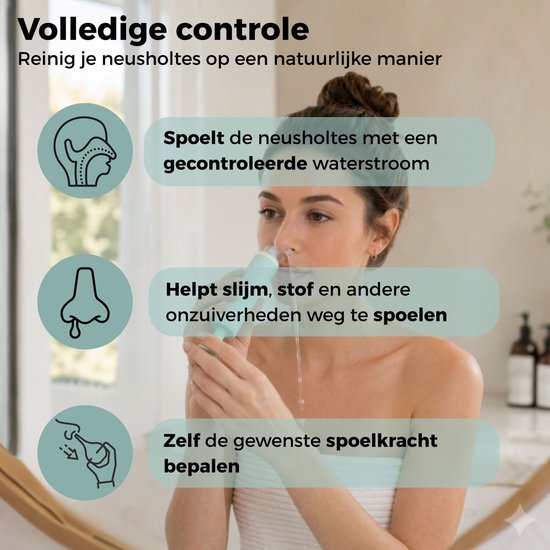 Vrouw gebruikt een lichtblauwe neusdouche met zachte tip.