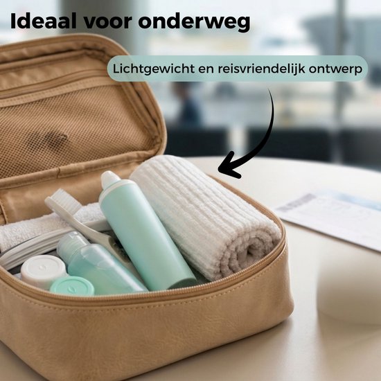 Reisverpakking met lichtblauwe neusdouche, tandenborstel en toiletartikelen.