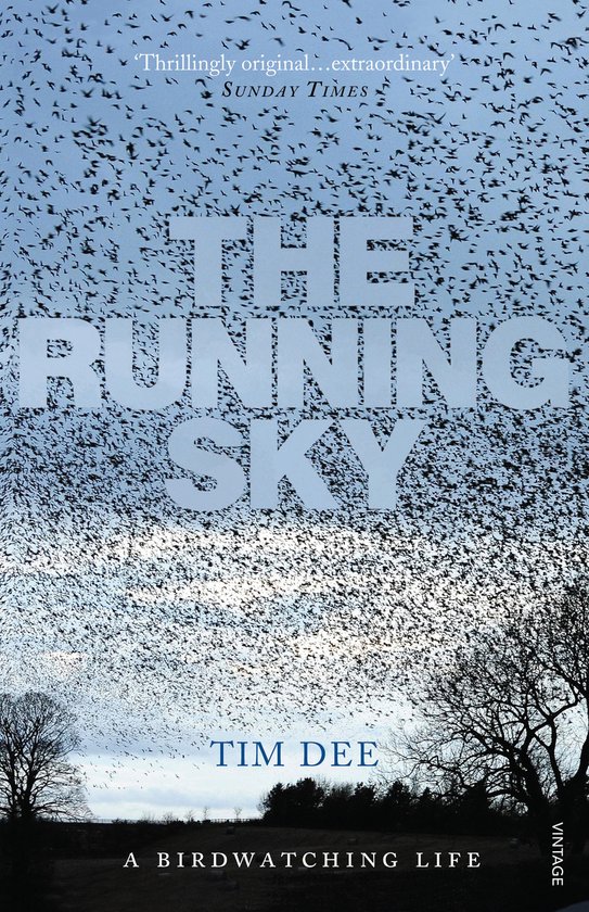 Boek kaft met titel 'The Running Sky' in grote letters tegen een achtergrond van duizenden vogels in de lucht. Titel: 'The Running Sky'. Auteur: Tim Dee.