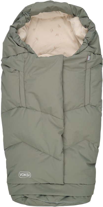 Chancelière Voksi City verte avec une doublure beige douce à motif d'ailes. Grande, matelassée, fermée.