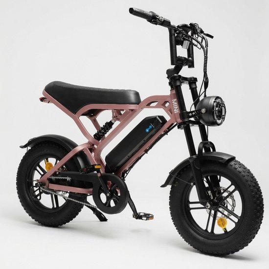 Roze elektrische fatbike met brede banden, een zwart zadel en koplamp.