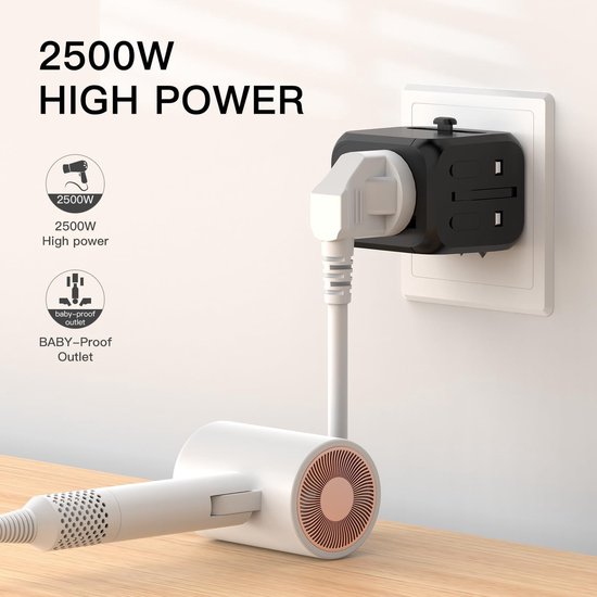 Zwarte babyveilige reisadapter met 2500W hoog vermogen in een wit stopcontact, aangesloten op een haardroger.