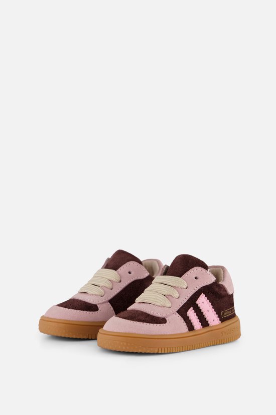 Paar roze en bruine suède kindersneakers met veters, 'Limited-Edition' opdruk en roze strepen.