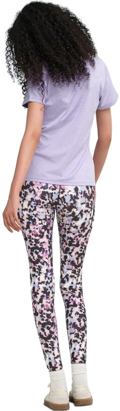Model draagt een lichtpaars T-shirt en een legging met veelkleurig abstract patroon. Zijaanzicht, van achteren gezien.