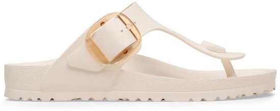 Crèmekleurige Birkenstock Gizeh slippers met grote goudkleurige gesp en teenring.