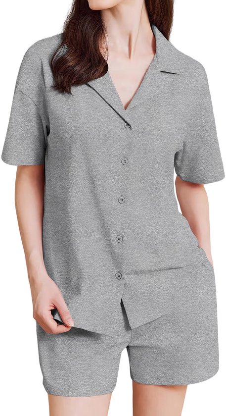 Grijze katoenen pyjamaset met korte mouwen en knopen, met een reverskraag. De set bestaat uit een loszittend shirt en een short.