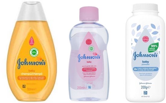 Trois produits pour bébé Johnson's : flacon de shampoing jaune, flacon d'huile transparent à bouchon rose et boîte de talc blanche.