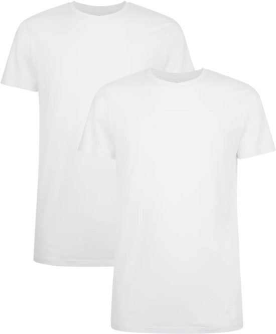 Twee witte T-shirts met ronde hals, op de voorgrond een t-shirt, op de achtergrond een t-shirt.