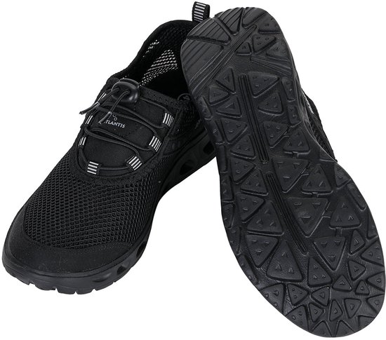 Zwarte mesh Atlantis waterschoenen met snelsluiting, van bovenaf en de zolen gezien.