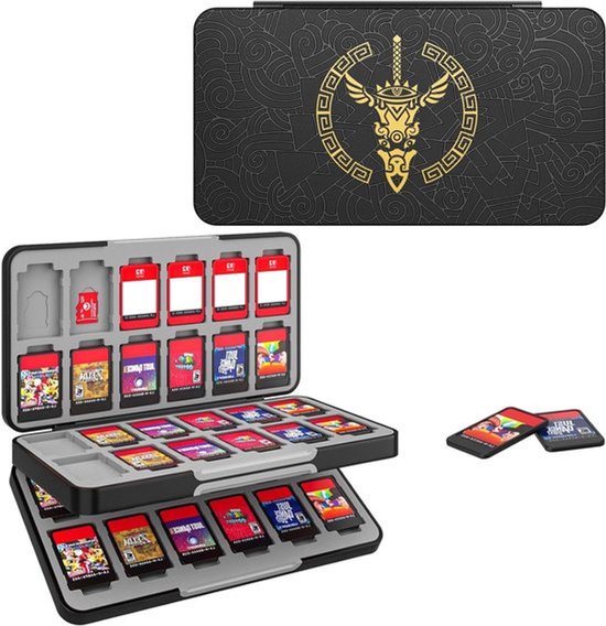 Zwarte gamekaarthouder, geopend, met ruimte voor 32 spelkaarten en 2 SD-kaarten. Goudkleurig patroon op de voorkant.