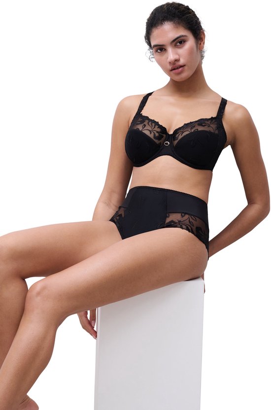 Zwarte beugel BH met geborduurde bloemen op de cups. Model draagt hoge zwarte slip met kanten inzetstukken.