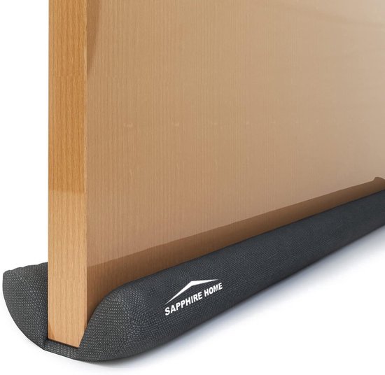 Grijze tochtstrip van Sapphire Home onder een houten deur.